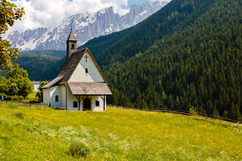 Kerkje in Welschnofen, Zuid-Tirol, Italië