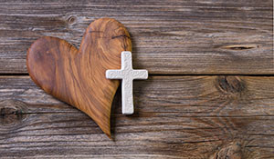Trauerkarte oder Beileidskarte mit Kreuz und Herz aus Holz